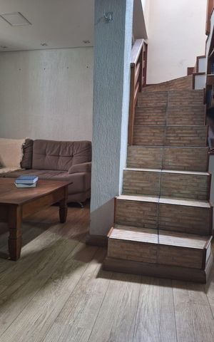 Casa para alugar com 100m², 3 quartos e 1 vaga Casa para alugar com 100m², 3 quartos e 1 vagaEscadas