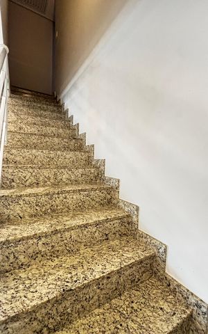 Casa à venda com 243m², 3 quartos e 5 vagas Casa à venda com 243m², 3 quartos e 5 vagasEscada