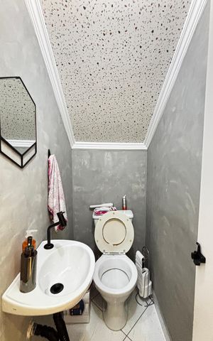 Casa à venda com 243m², 3 quartos e 5 vagas Casa à venda com 243m², 3 quartos e 5 vagasLavabo