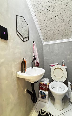 Casa à venda com 243m², 3 quartos e 5 vagas Casa à venda com 243m², 3 quartos e 5 vagasLavabo