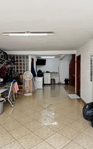 Casa à venda com 243m², 3 quartos e 5 vagas Casa à venda com 243m², 3 quartos e 5 vagasGaragem