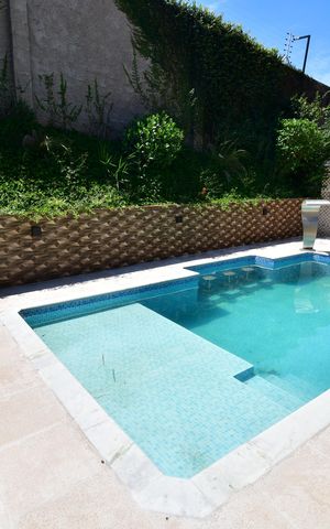 Casa de condomínio à venda com 220m², 3 quartos e 4 vagasPiscina
