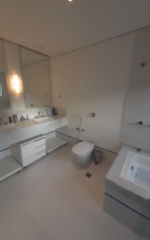 Casa de condomínio à venda com 410m², 4 quartos e 4 vagasBanheiro
