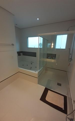 Casa de condomínio à venda com 410m², 4 quartos e 4 vagasBanheiro
