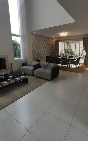 Casa de condomínio à venda com 410m², 4 quartos e 4 vagasSala
