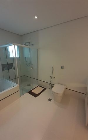 Casa de condomínio à venda com 410m², 4 quartos e 4 vagasBanheiro