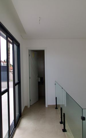 Casa à venda com 140m², 4 quartos e 2 vagasCorredor