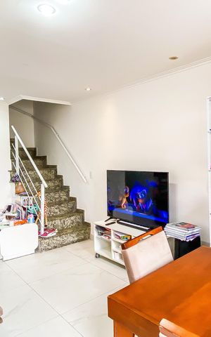 Casa à venda com 90m², 2 quartos e 2 vagas Casa à venda com 90m², 2 quartos e 2 vagasSala