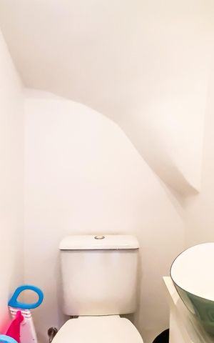Casa à venda com 90m², 2 quartos e 2 vagas Casa à venda com 90m², 2 quartos e 2 vagasLavabo