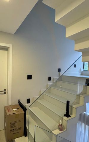 Casa de condomínio para alugar com 280m², 4 quartos e 3 vagas Casa de condomínio para alugar com 280m², 4 quartos e 3 vagasEscada
