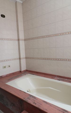 Casa de condomínio para alugar com 747m², 10 quartos e 8 vagasBanheiro da Suíte 1