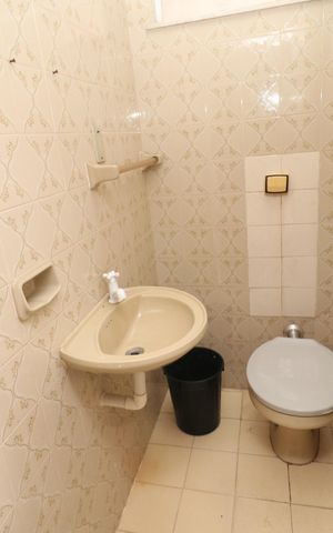 Casa de condomínio para alugar com 747m², 10 quartos e 8 vagasBanheiro social 3