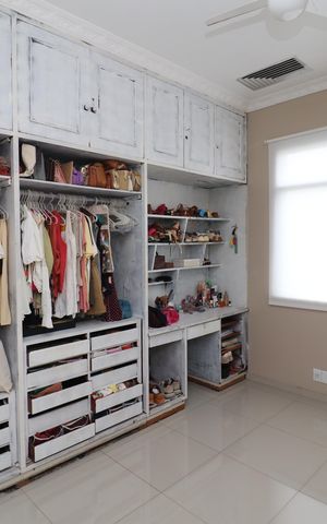 Casa de condomínio para alugar com 747m², 10 quartos e 8 vagasCloset