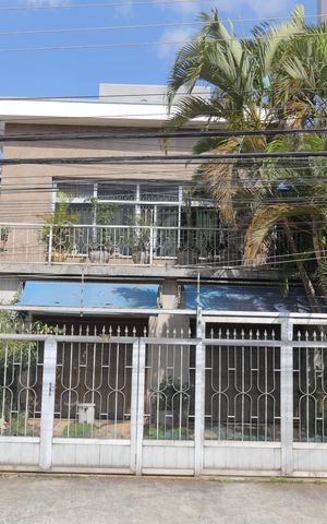 Casa à venda com 500m², 4 quartos e 6 vagas Casa à venda com 500m², 4 quartos e 6 vagasFachada