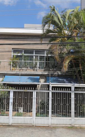 Casa à venda com 500m², 4 quartos e 6 vagas Casa à venda com 500m², 4 quartos e 6 vagasFachada