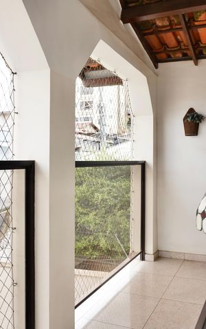 Casa à venda com 330m², 5 quartos e 4 vagas Casa à venda com 330m², 5 quartos e 4 vagasVaranda