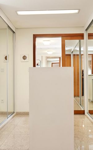 Casa à venda com 330m², 5 quartos e 4 vagas Casa à venda com 330m², 5 quartos e 4 vagasSuíte 3 - Closet