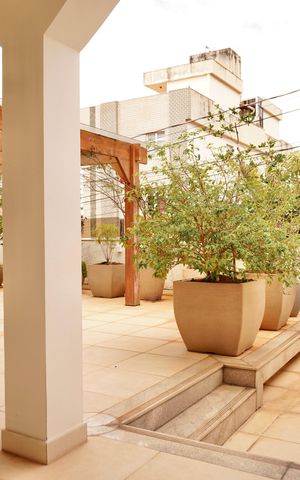 Casa à venda com 330m², 5 quartos e 4 vagas Casa à venda com 330m², 5 quartos e 4 vagasVaranda de entrada