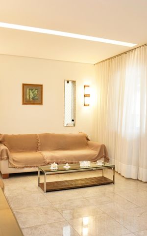 Casa à venda com 330m², 5 quartos e 4 vagas Casa à venda com 330m², 5 quartos e 4 vagasSala 1