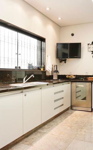Casa à venda com 330m², 5 quartos e 4 vagas Casa à venda com 330m², 5 quartos e 4 vagasCozinha