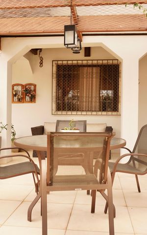 Casa à venda com 330m², 5 quartos e 4 vagas Casa à venda com 330m², 5 quartos e 4 vagasVaranda de entrada