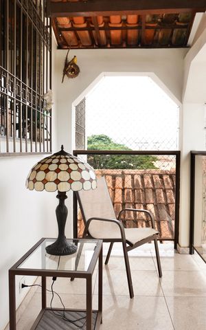 Casa à venda com 330m², 5 quartos e 4 vagas Casa à venda com 330m², 5 quartos e 4 vagasVaranda