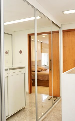 Casa à venda com 330m², 5 quartos e 4 vagas Casa à venda com 330m², 5 quartos e 4 vagasSuíte 3 - Closet