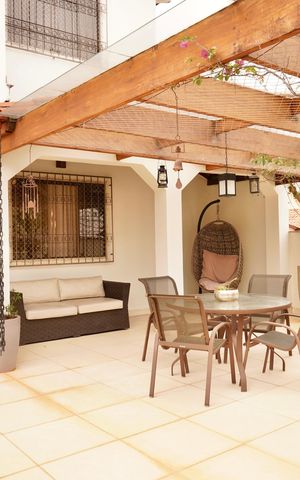 Casa à venda com 330m², 5 quartos e 4 vagas Casa à venda com 330m², 5 quartos e 4 vagasVaranda de entrada