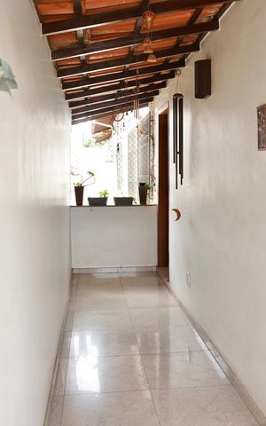 Casa à venda com 330m², 5 quartos e 4 vagas Casa à venda com 330m², 5 quartos e 4 vagasVaranda