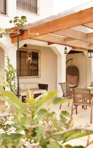 Casa à venda com 330m², 5 quartos e 4 vagas Casa à venda com 330m², 5 quartos e 4 vagasVaranda de entrada