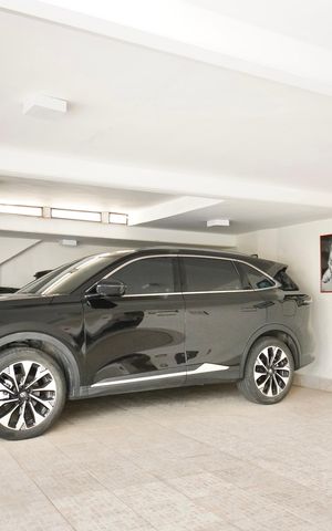 Casa à venda com 330m², 5 quartos e 4 vagas Casa à venda com 330m², 5 quartos e 4 vagasGaragem