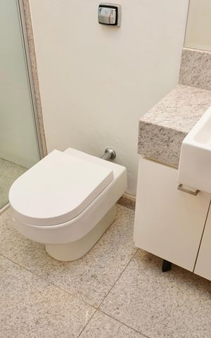 Casa à venda com 330m², 5 quartos e 4 vagas Casa à venda com 330m², 5 quartos e 4 vagasSuíte 1 - Banheiro