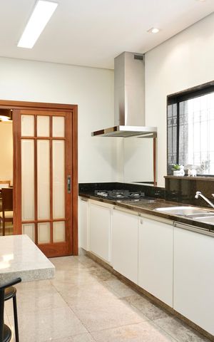 Casa à venda com 330m², 5 quartos e 4 vagas Casa à venda com 330m², 5 quartos e 4 vagasCozinha