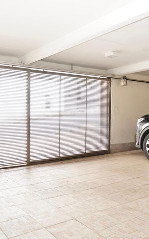Casa à venda com 330m², 5 quartos e 4 vagas Casa à venda com 330m², 5 quartos e 4 vagasGaragem