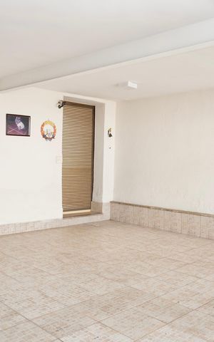 Casa à venda com 330m², 5 quartos e 4 vagas Casa à venda com 330m², 5 quartos e 4 vagasGaragem