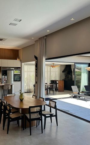 Casa de condomínio à venda com 228m², 3 quartos e 3 vagasSala