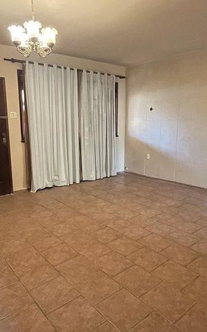 Casa à venda com 140m², 2 quartos e 4 vagas Casa à venda com 140m², 2 quartos e 4 vagasSala