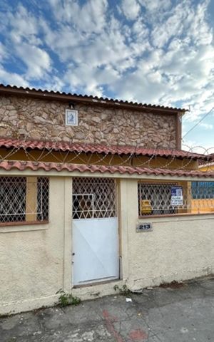 Casa à venda com 140m², 2 quartos e 4 vagas Casa à venda com 140m², 2 quartos e 4 vagasFachada