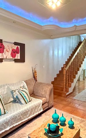 Casa à venda com 300m², 3 quartos e 7 vagas Casa à venda com 300m², 3 quartos e 7 vagasSala