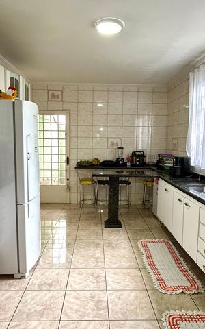 Casa à venda com 300m², 3 quartos e 7 vagas Casa à venda com 300m², 3 quartos e 7 vagasCozinha