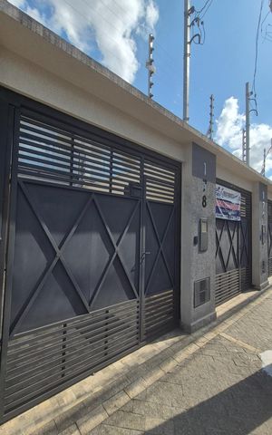 Casa à venda com 100m², 3 quartos e 2 vagas Casa à venda com 100m², 3 quartos e 2 vagasFachada