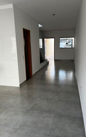 Casa à venda com 100m², 3 quartos e 2 vagas Casa à venda com 100m², 3 quartos e 2 vagasSala