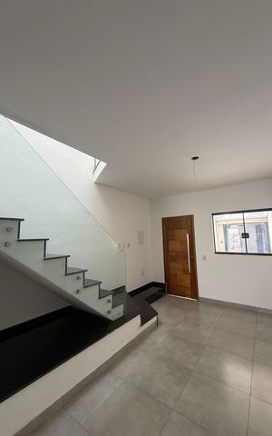 Casa à venda com 100m², 3 quartos e 2 vagas Casa à venda com 100m², 3 quartos e 2 vagasSala