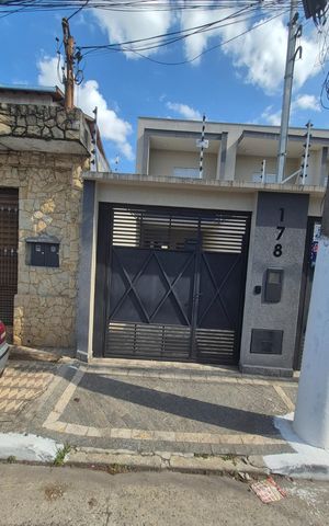 Casa à venda com 100m², 3 quartos e 2 vagas Casa à venda com 100m², 3 quartos e 2 vagasFachada