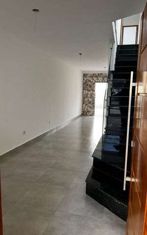 Casa à venda com 100m², 3 quartos e 2 vagas Casa à venda com 100m², 3 quartos e 2 vagasSala