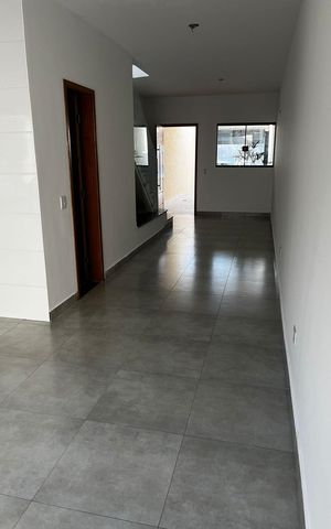 Casa à venda com 100m², 3 quartos e 2 vagas Casa à venda com 100m², 3 quartos e 2 vagasSala