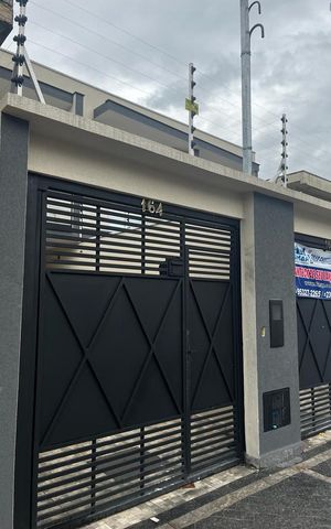 Casa à venda com 100m², 3 quartos e 2 vagas Casa à venda com 100m², 3 quartos e 2 vagasFachada