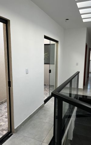 Casa à venda com 100m², 3 quartos e 2 vagas Casa à venda com 100m², 3 quartos e 2 vagasCorredor