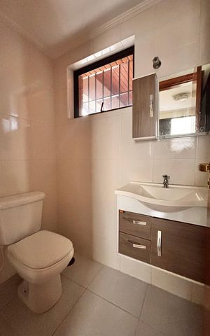 Casa de condomínio para alugar com 600m², 5 quartos e 3 vagas Casa de condomínio para alugar com 600m², 5 quartos e 3 vagasBanheiro quarto
