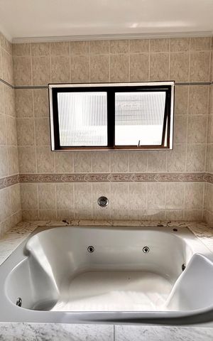Casa de condomínio para alugar com 600m², 5 quartos e 3 vagas Casa de condomínio para alugar com 600m², 5 quartos e 3 vagasBanheiro da Suíte 1